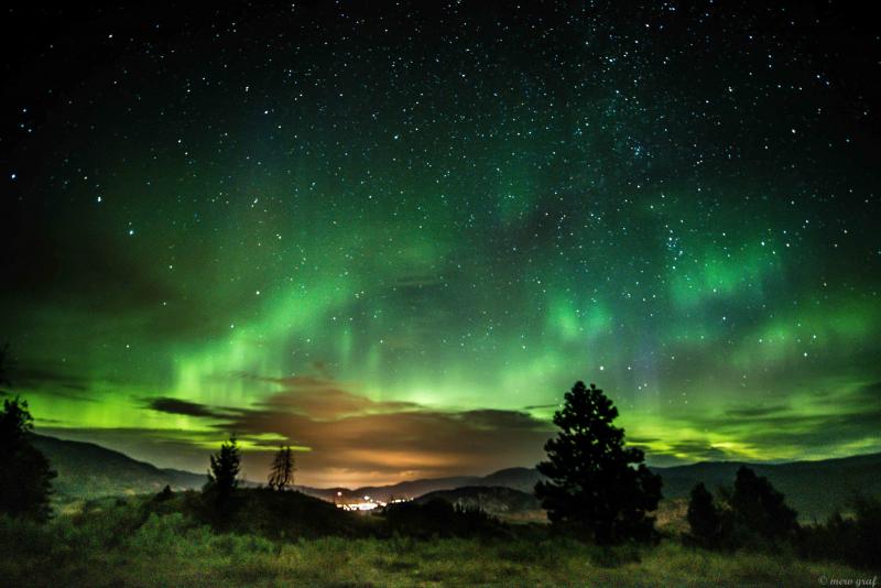 Weak aurora over Oliver, BC